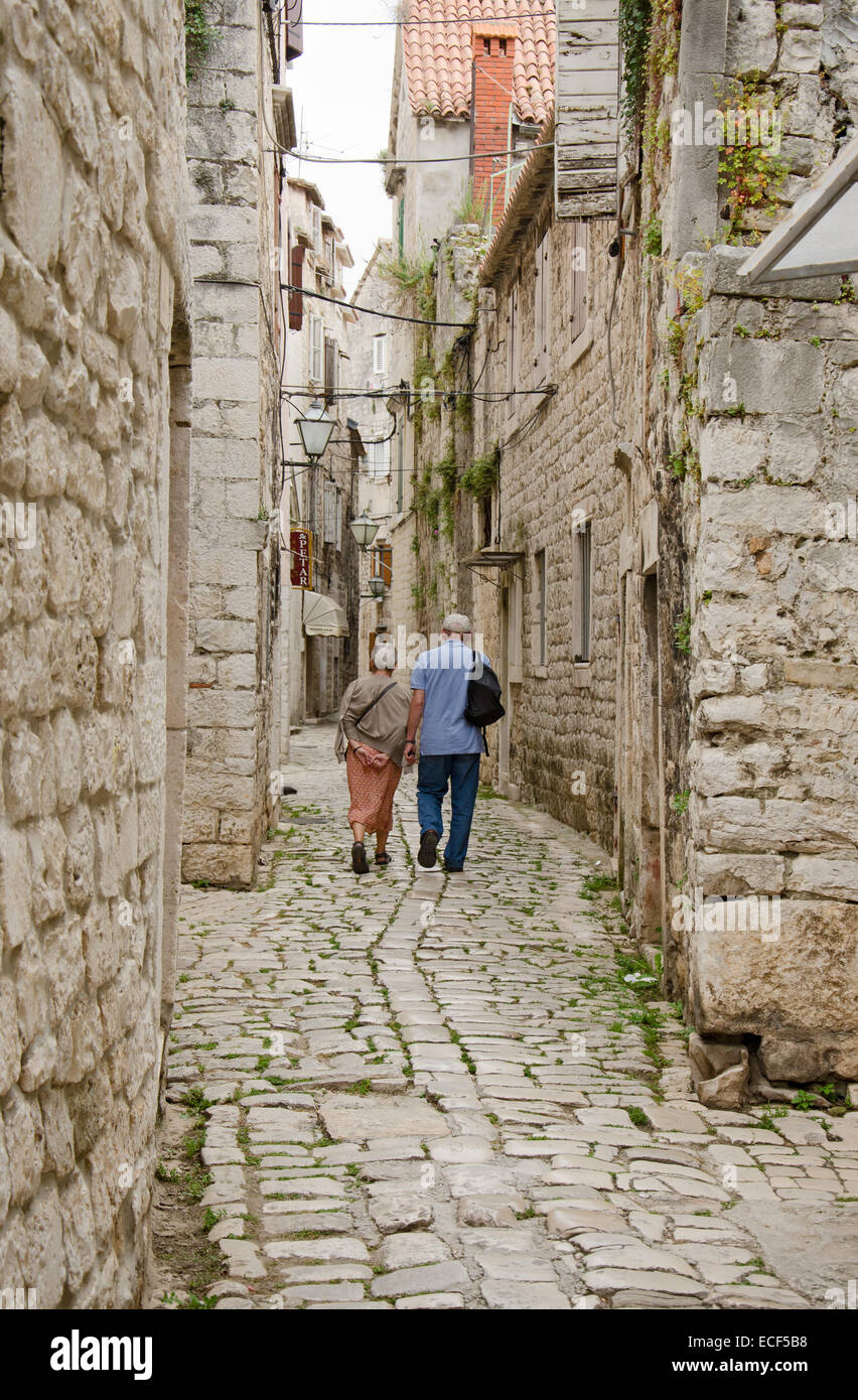 SIBENIK, Kroatien - 19. Mai 2013: Ein paar mittleren Alters Touristen in einer Straße typisch dalmatinischen Stadt Sibenik, Kroatien am Mai Stockfoto