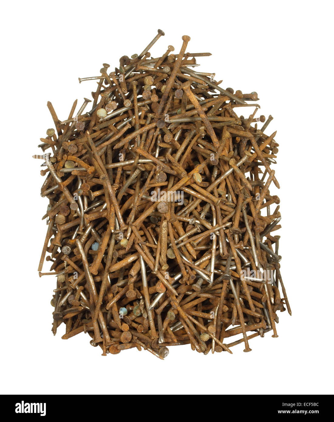 Haufen von alten rostigen Nägeln in verschiedenen Größen, die isoliert auf weißem Hintergrund. Stockfoto