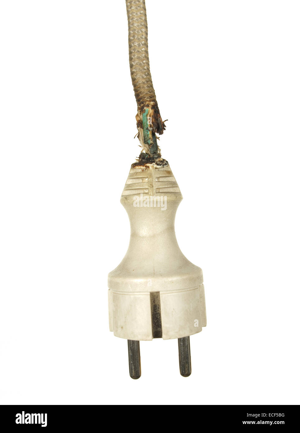 Alte elektrische Stecker weiß mit verbrannten Draht isoliert auf einem weißen Hintergrund. Stockfoto