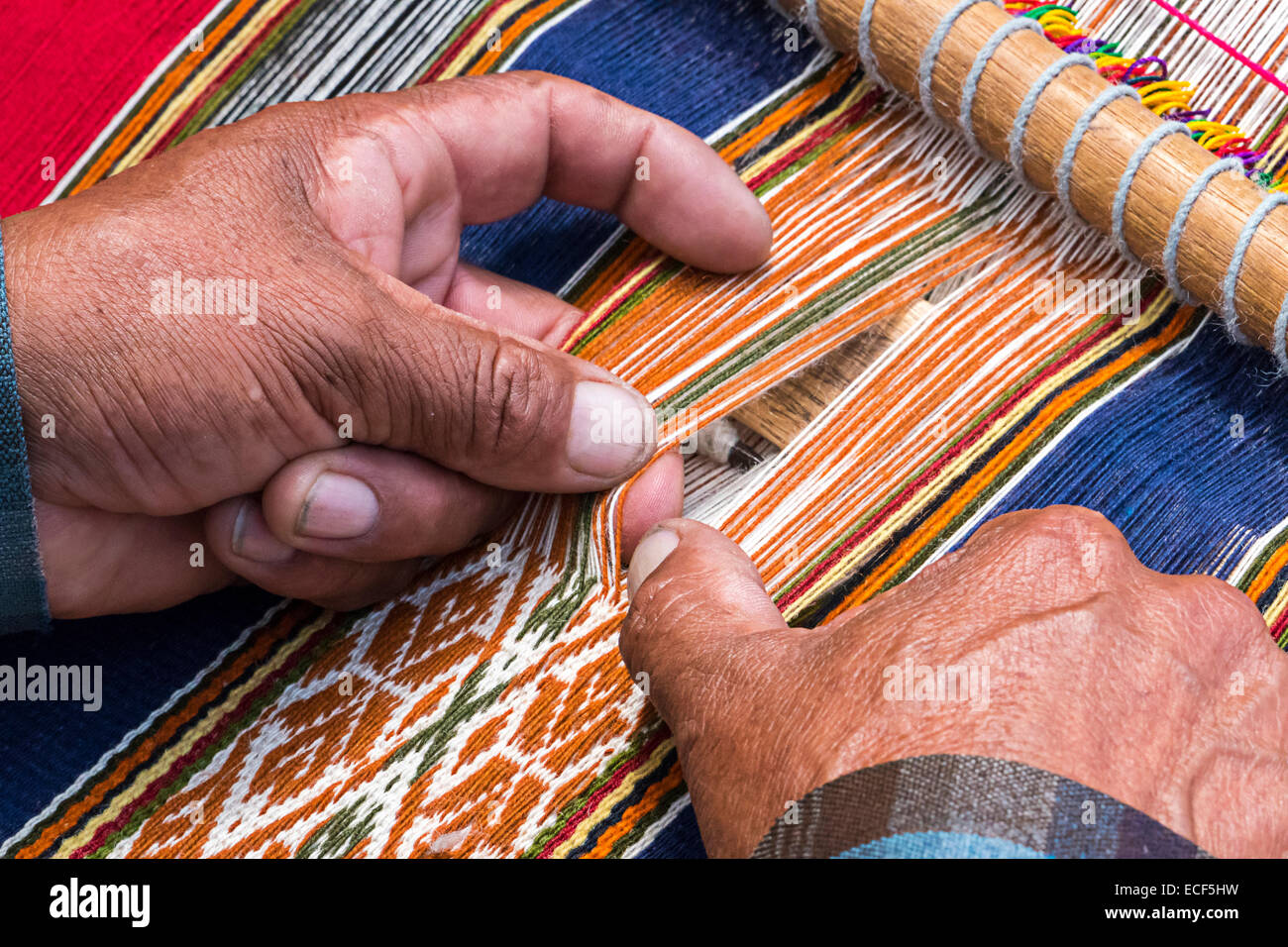 Peruanischen Weaver webt traditionelle Teppich Stockfoto