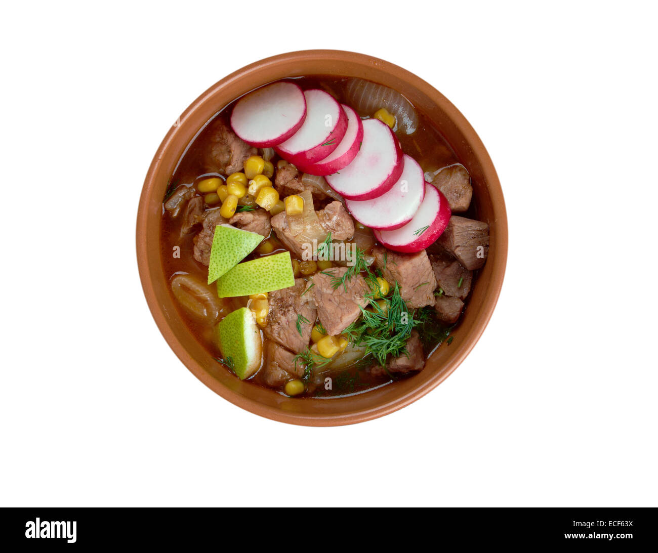 Pozole Рохо - traditionelle Suppe Mexico.broth reiche Suppe mit Schweinefleisch, Radieschen, rote Chilies, Koriander Stockfoto