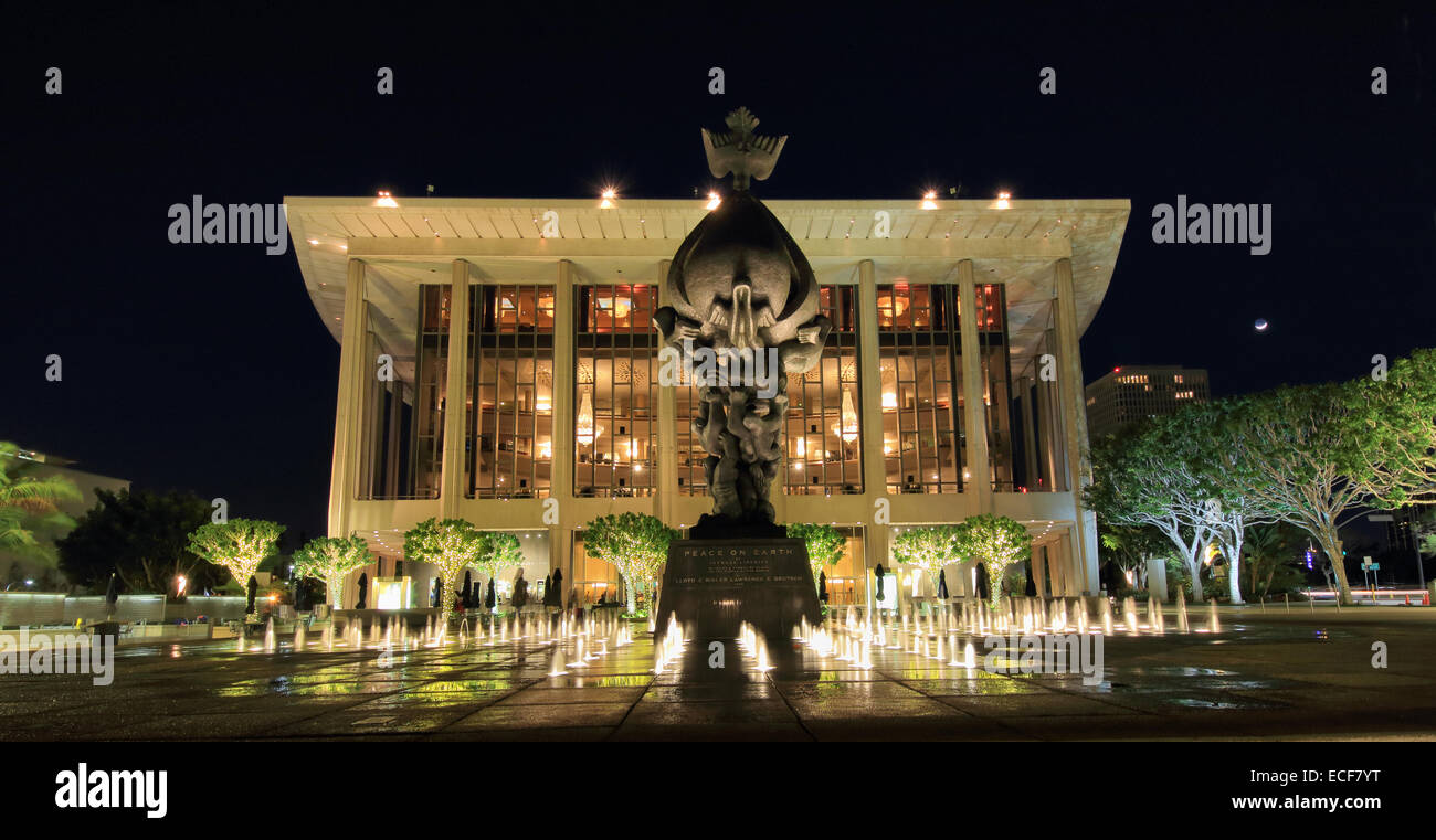 Friede auf Erden Skulptur und Wasser Brunnen im Musik Center Plaza, Downtown Los Angeles, Kalifornien, unter der Mondsichel. Stockfoto