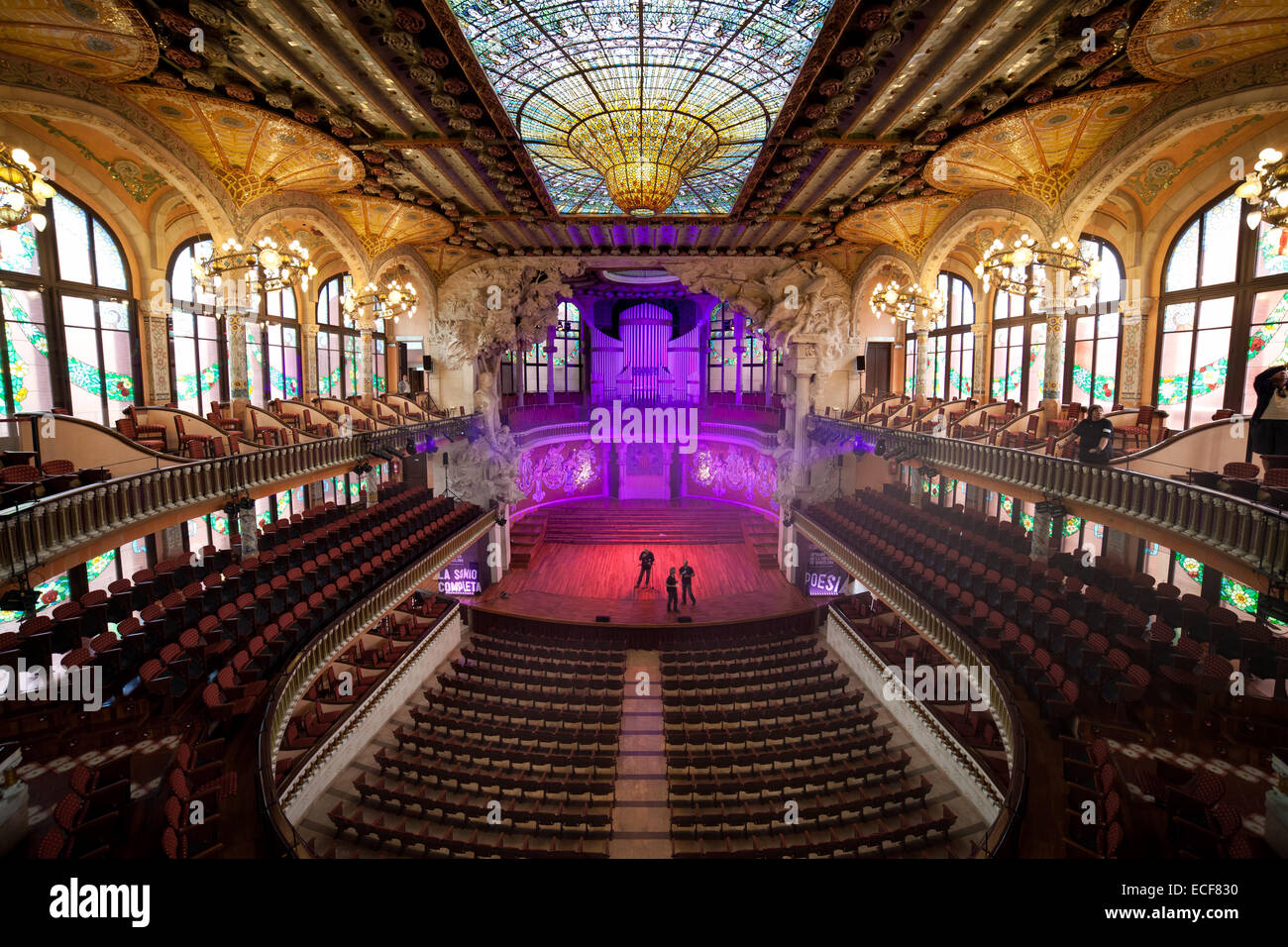 Palast der katalanischen Musik (Palau De La Musica Catalana) Interieur, Auditorium, Decke mit einem Oberlicht und Bühne in Barcelona, Cata Stockfoto