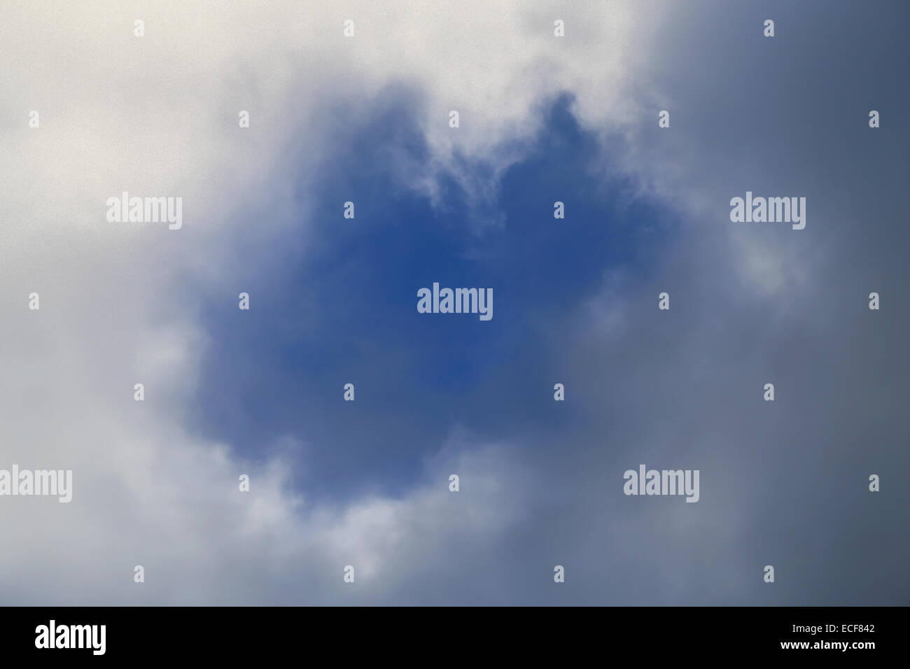 schöne Regenwolken am Himmel fotografiert Nahaufnahme Stockfoto