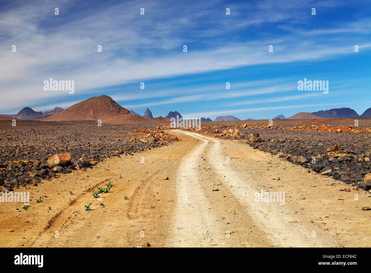 Straße in der Wüste Sahara, Hoggar, Algerien Stockfoto