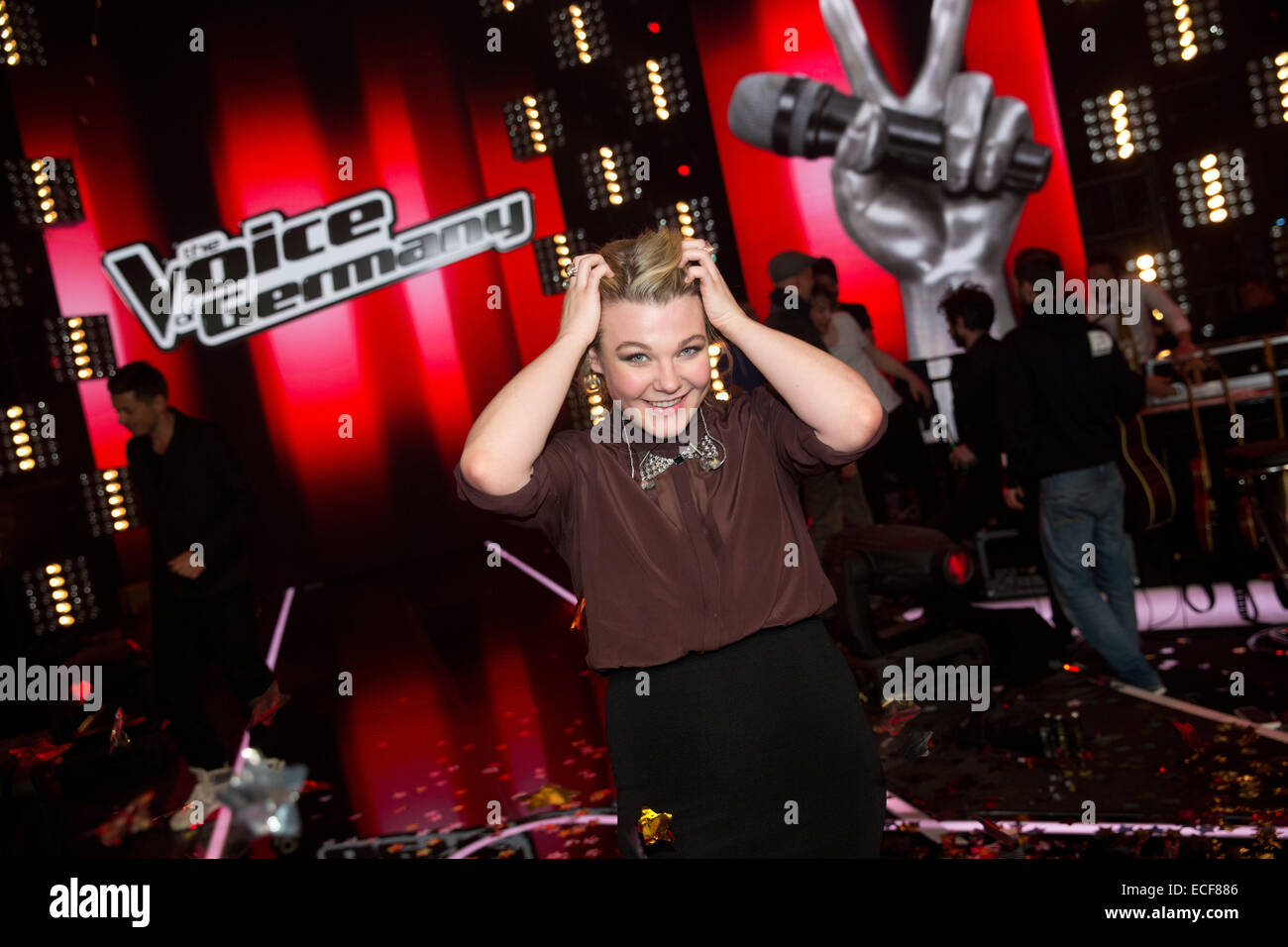 Kandidat Charley Ann Schmutzler gewinnt das Finale von der live TV-Show "The Voice of Germany" in Berlin, Deutschland, 12. Dezember 2014. Die Show wurde auf dem Fernsehsender Sat. 1 ausgestrahlt. Foto: Jörg Carstensen/dpa Stockfoto