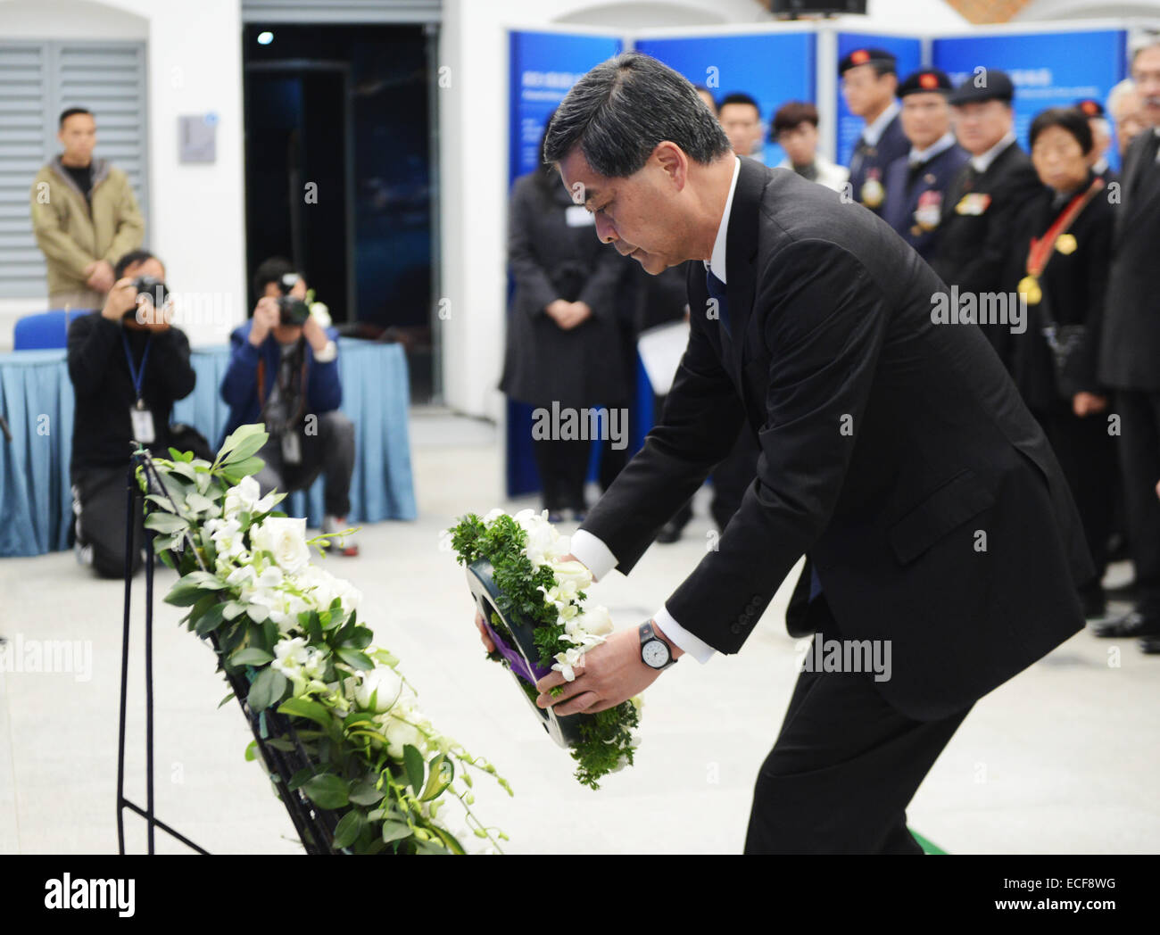 Hong Kong, China. 13. Dezember 2014. Hong Kong Hauptgeschäftsführer Leung Chun-Ying präsentiert einen Kranz um Opfer des Massakers von Nanjing während Chinas erster nationaler Gedenktag für Nanjing-Massaker-Opfer in Hongkong, Südchina, 13. Dezember 2014 trauern. Im Februar 2014 bezeichnet Chinas oberste Gesetzgeber 13 Dez als nationalen Gedenktag für Nanjing Massaker Opfer trauern getöteten von japanischen Invasoren und Kriegsverbrechen, die von den Japanern verfügbar zu machen. Bildnachweis: Liu Yun/Xinhua/Alamy Live-Nachrichten Stockfoto