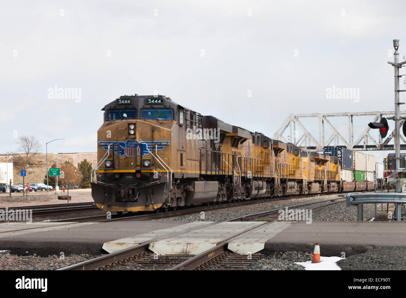 Cheyenne, Wyoming, fünf Eisenbahn Zug Motoren ziehen Doppeldecker Güterwagen mit Seecontainer Stockfoto