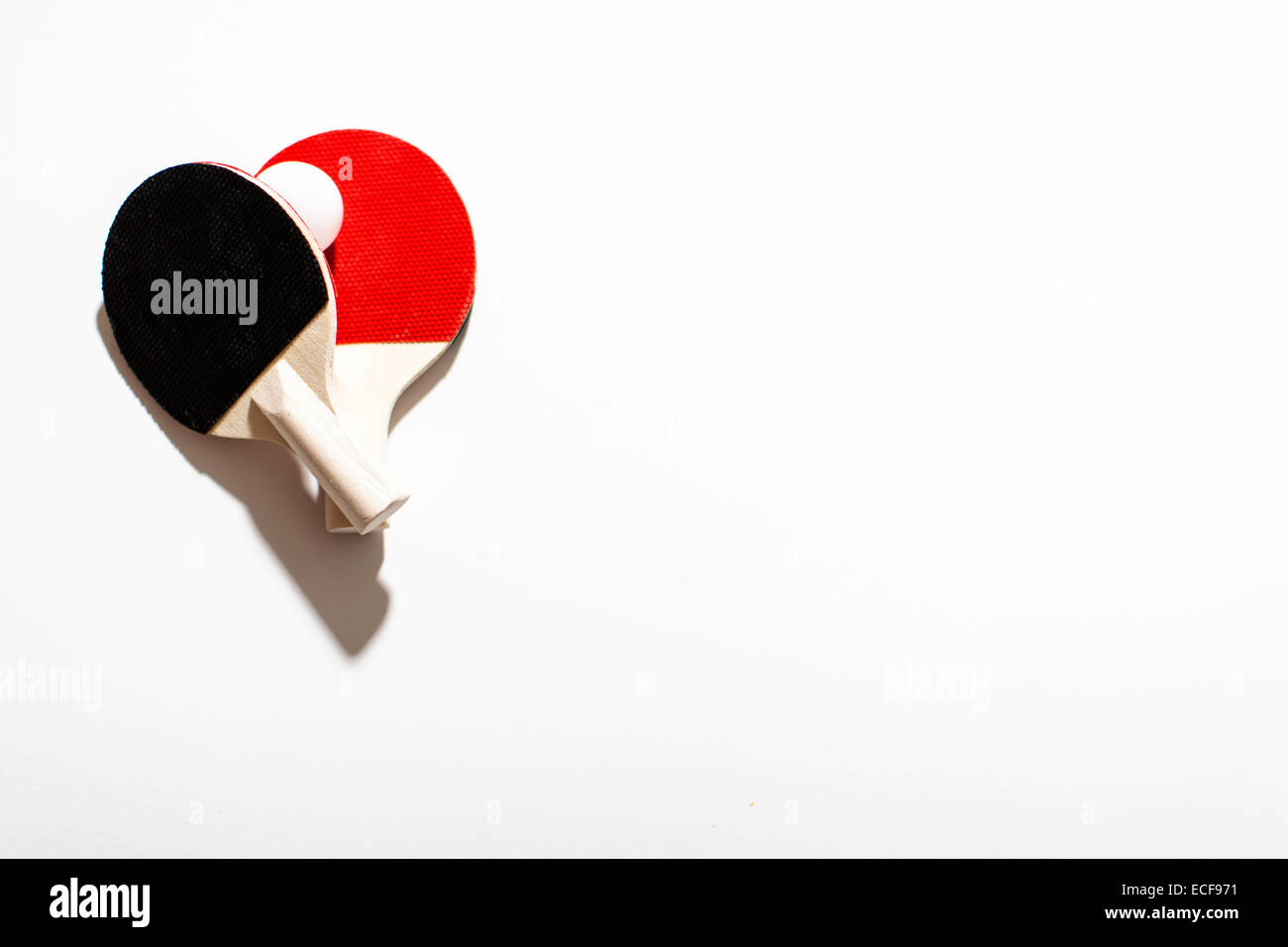 Zwei Paddel und ein Ping-Pong-ball Stockfoto