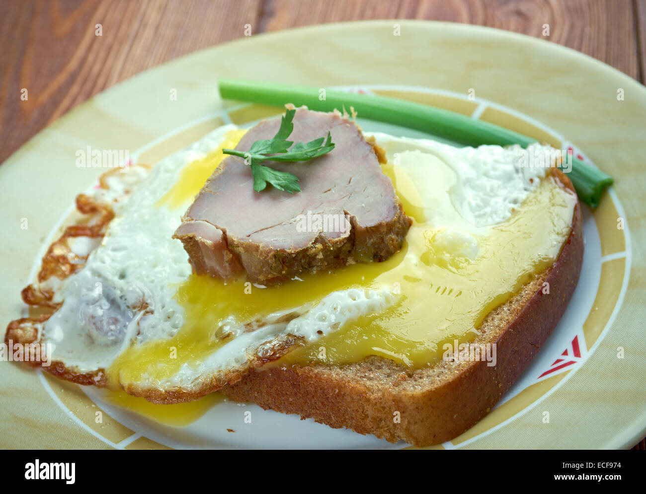 Land-Frühstück - Spiegeleier mit Toast, Fleisch und grüne Zwiebeln Stockfoto