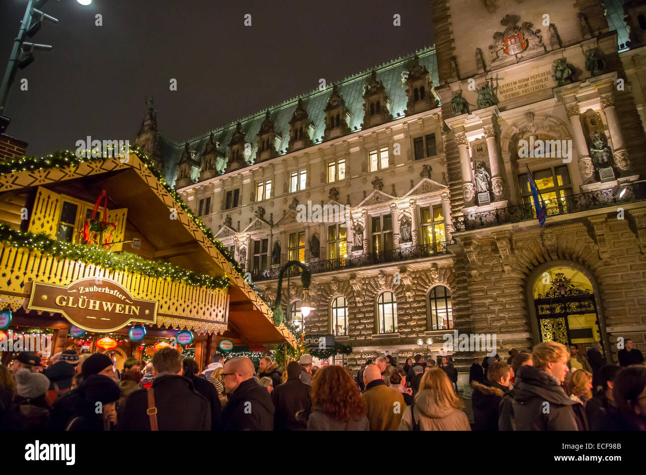 Deutscher Weihnachtsmarkt in Hamburg vor dem Rathaus Rathaus Stockfoto