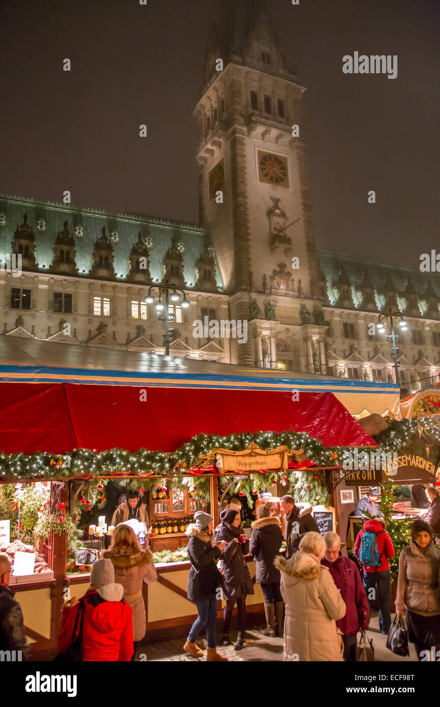 Deutscher Weihnachtsmarkt in Hamburg vor dem Rathaus Rathaus Stockfoto