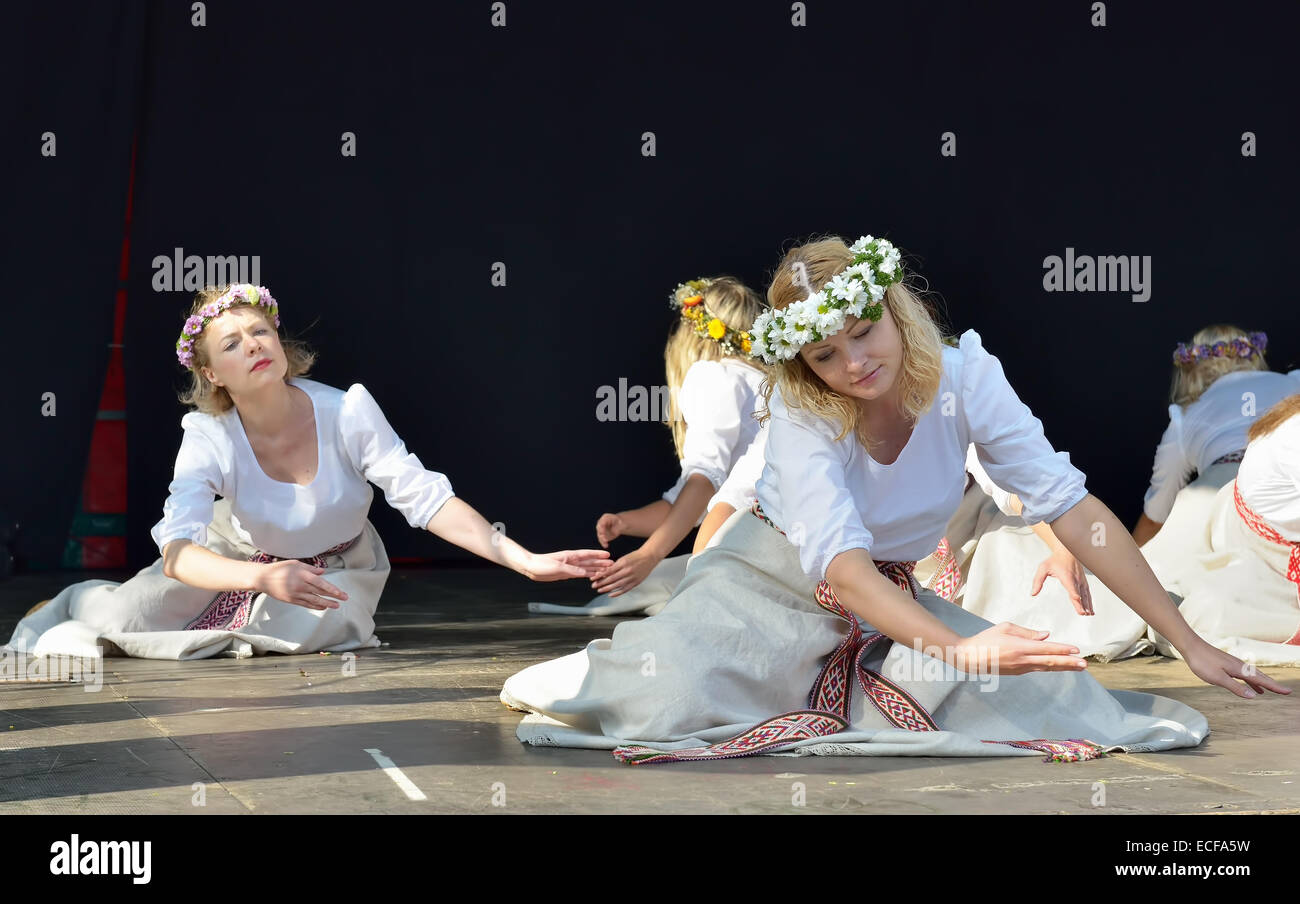 Brüssel, Belgien-SEPTEMBER 21, 2014: Brüssel lettischen Tänzer Briseles Latviesu Dejotaji in Open-Air-Show am historischen Stadtplatz Stockfoto