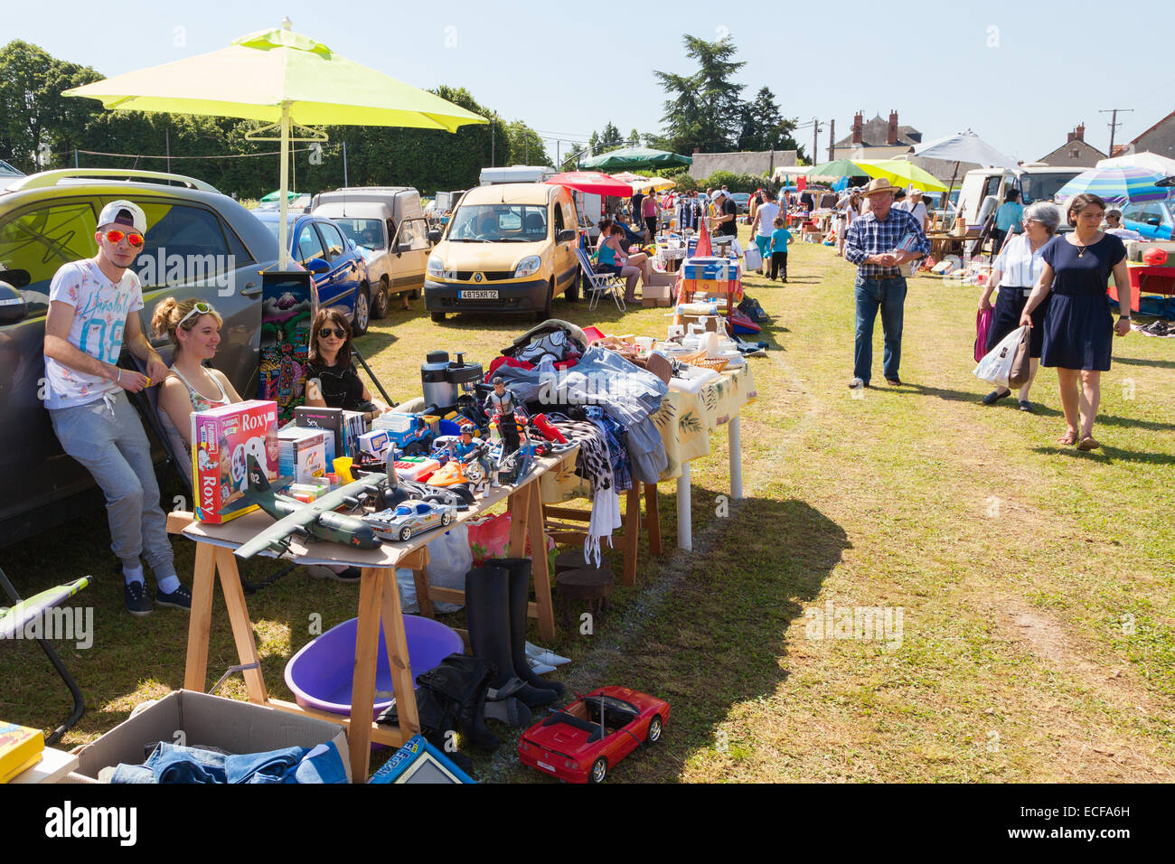 Francueil, Frankreich. brocant Bric-a-brac, Flohmarkt, Flohmarkt oder Flohmarkt im Dorf Stockfoto