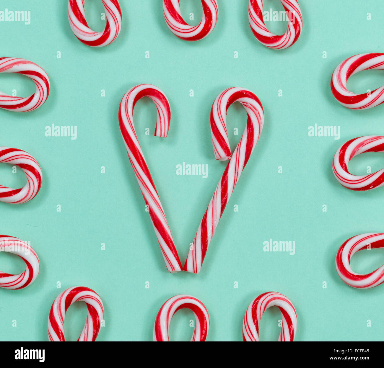 PRETYZOOM Weihnachtsschmuck Set 18-teilig - Bruchsicherer Kunststoff Zuckerstangen & Kugeln