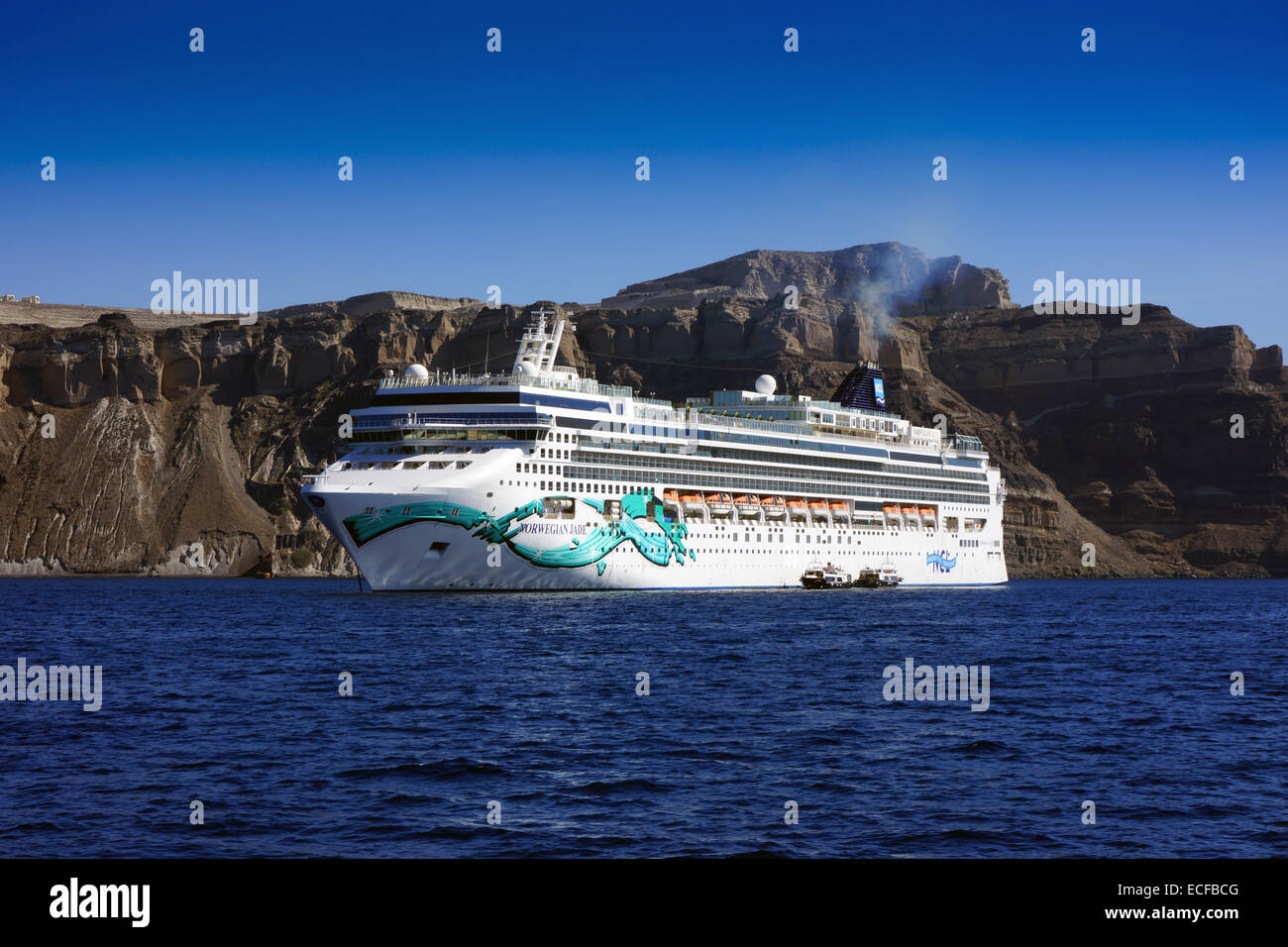 Kreuzfahrtschiff Norwegian Jade unter Klippen und weißen Häusern, Santorini, Griechenland Stockfoto