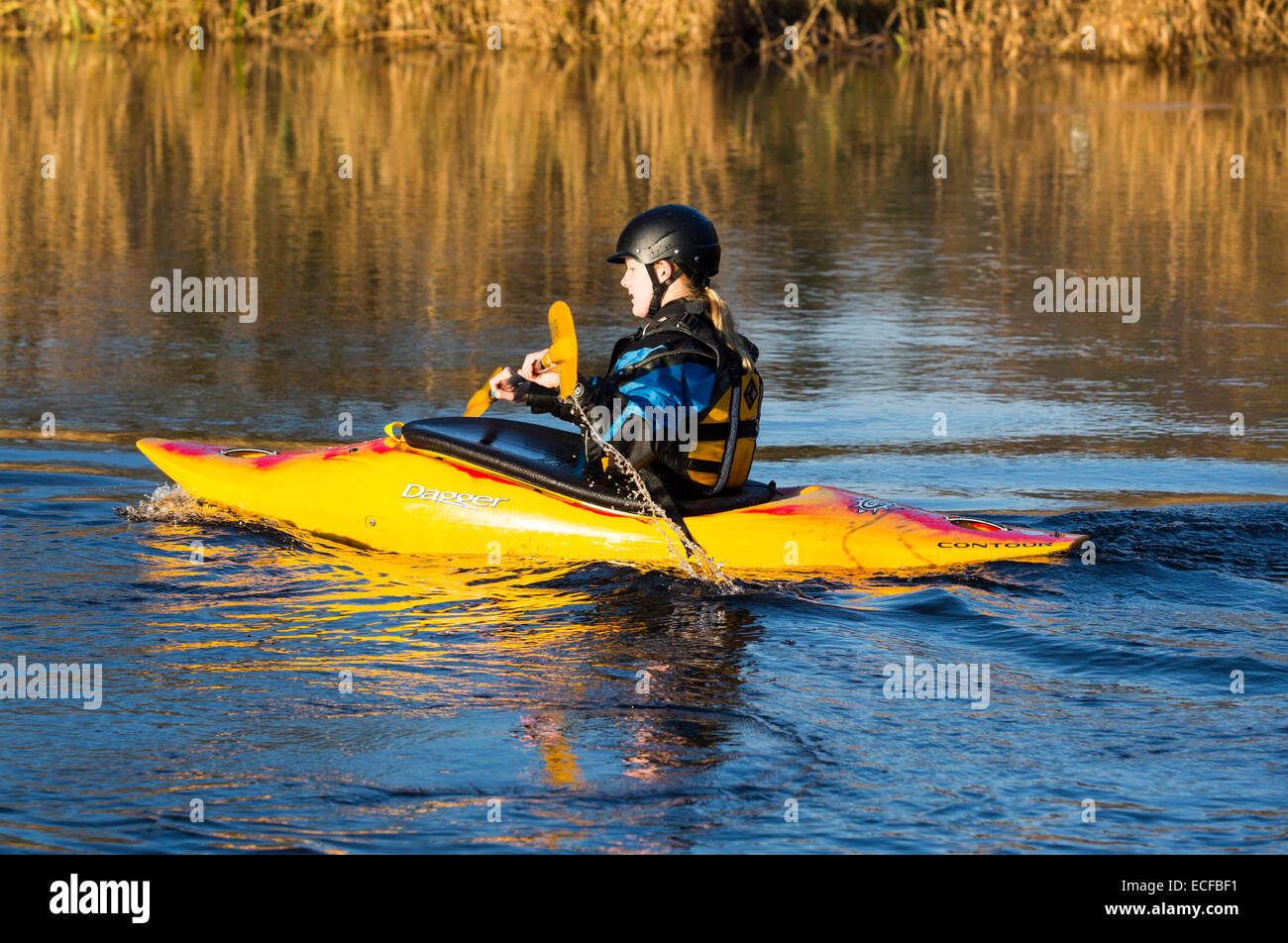 Ein Kanufahrer auf dem Fluß Brathay in Ambleside, Lake District, Großbritannien. Stockfoto