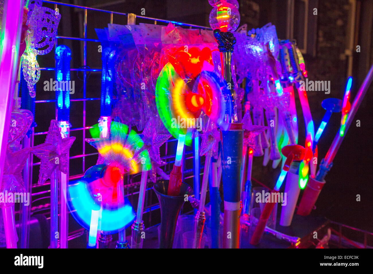 Neon-Licht Spielzeug zum Verkauf an einem Stall in Ambleside, Großbritannien. Stockfoto
