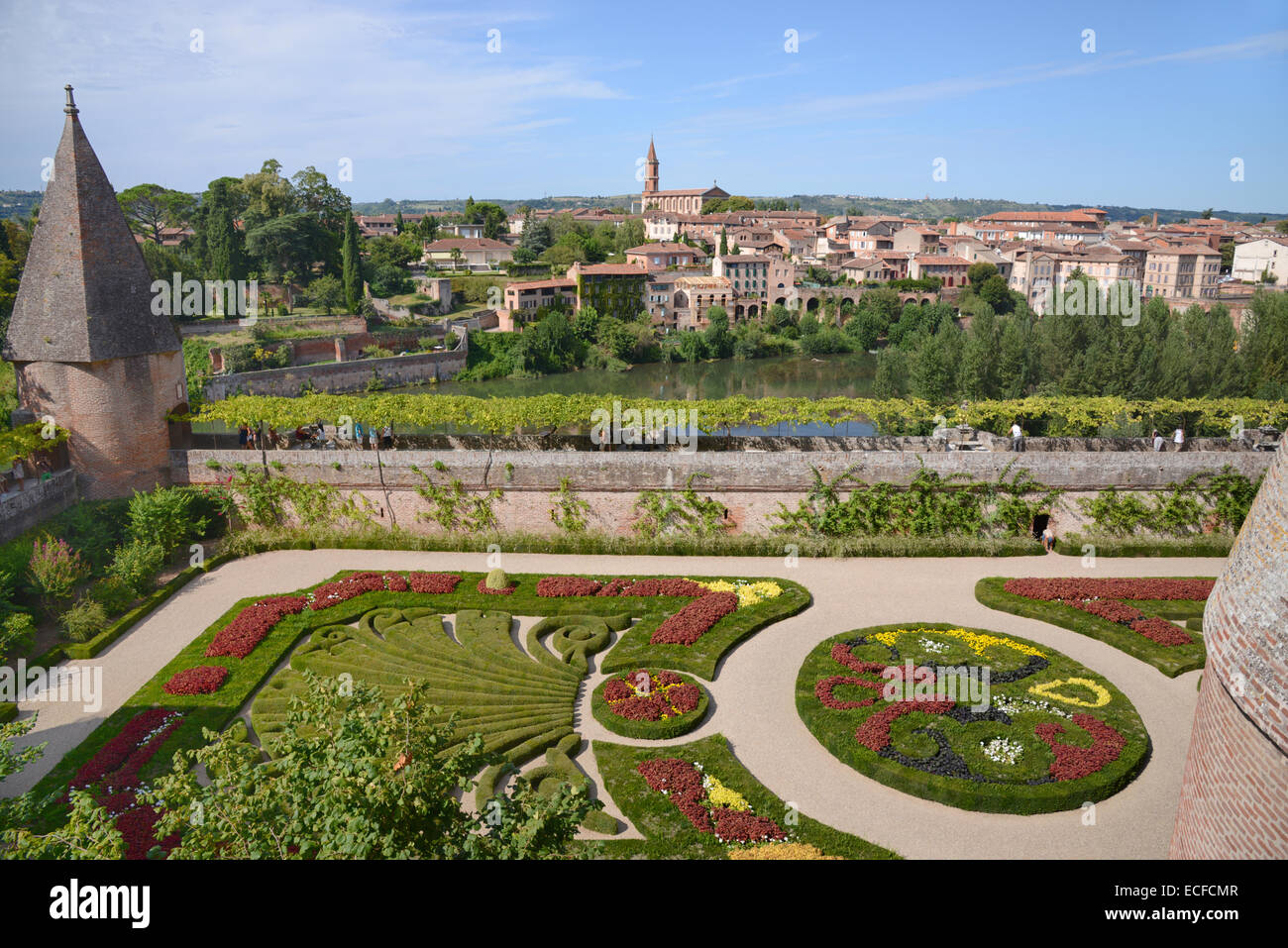 Formalen französischen Garten oder Formschnitt Garten der Bischöfe Palais de la Berbie Lage des Toulouse-Lautrec Museum & Sicht von Albi Frankreich Stockfoto