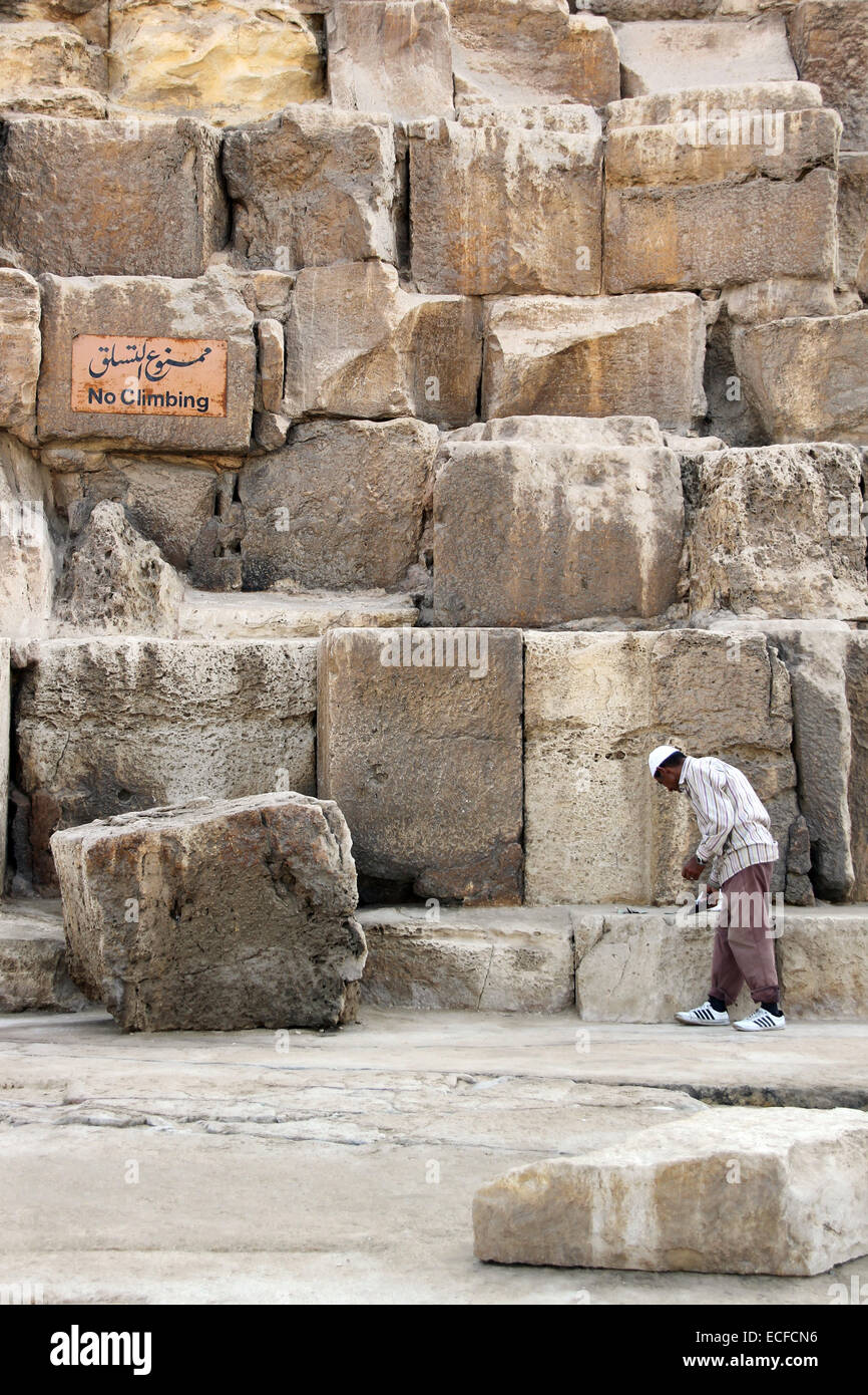 An der Basis der Pyramide des Cheops, in der Nähe von Kairo, Ägypten Stockfoto