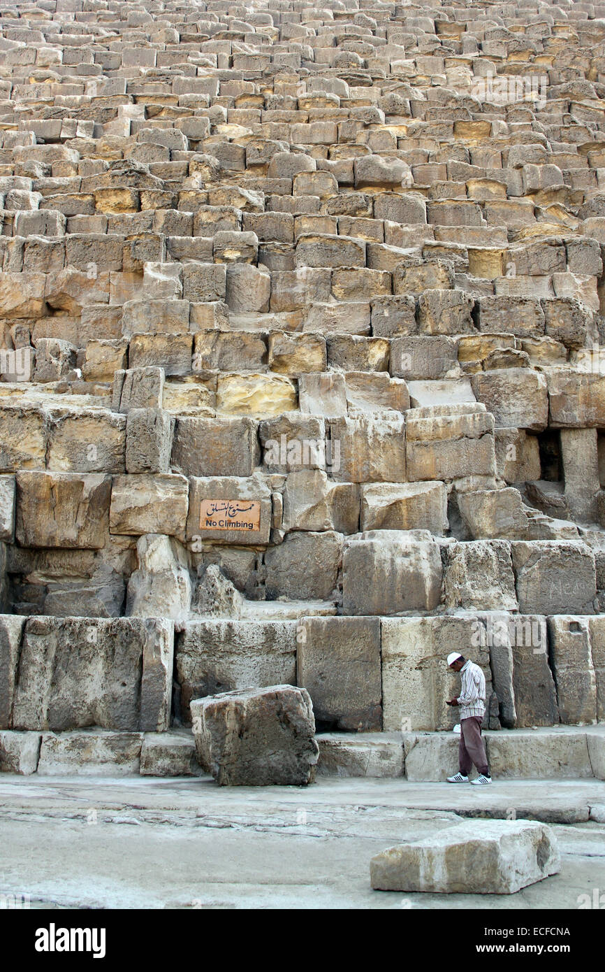 An der Basis der Pyramide des Cheops, in der Nähe von Kairo, Ägypten Stockfoto