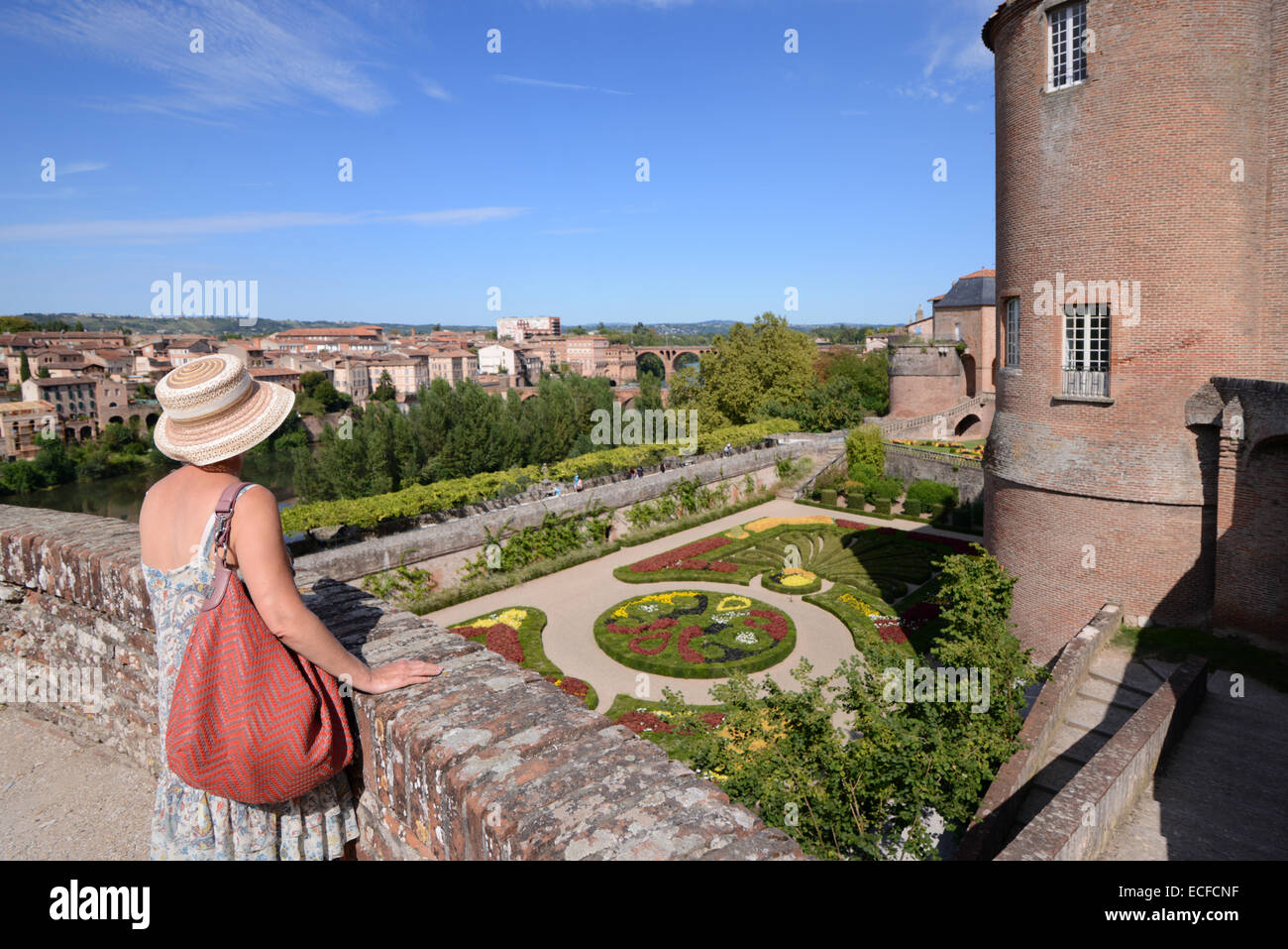 Touristische bewundert die Französischen Garten in Bishops Palace oder Palais de la Berbie Heimat der Toulouse-Lautrec Museum Albi, Frankreich Stockfoto Touristische bewundert die Französischen Garten in Bishops Palace oder Palais de la Berbie Heimat der Toulouse-Lautrec Museum Albi, Frankreich Stockfoto