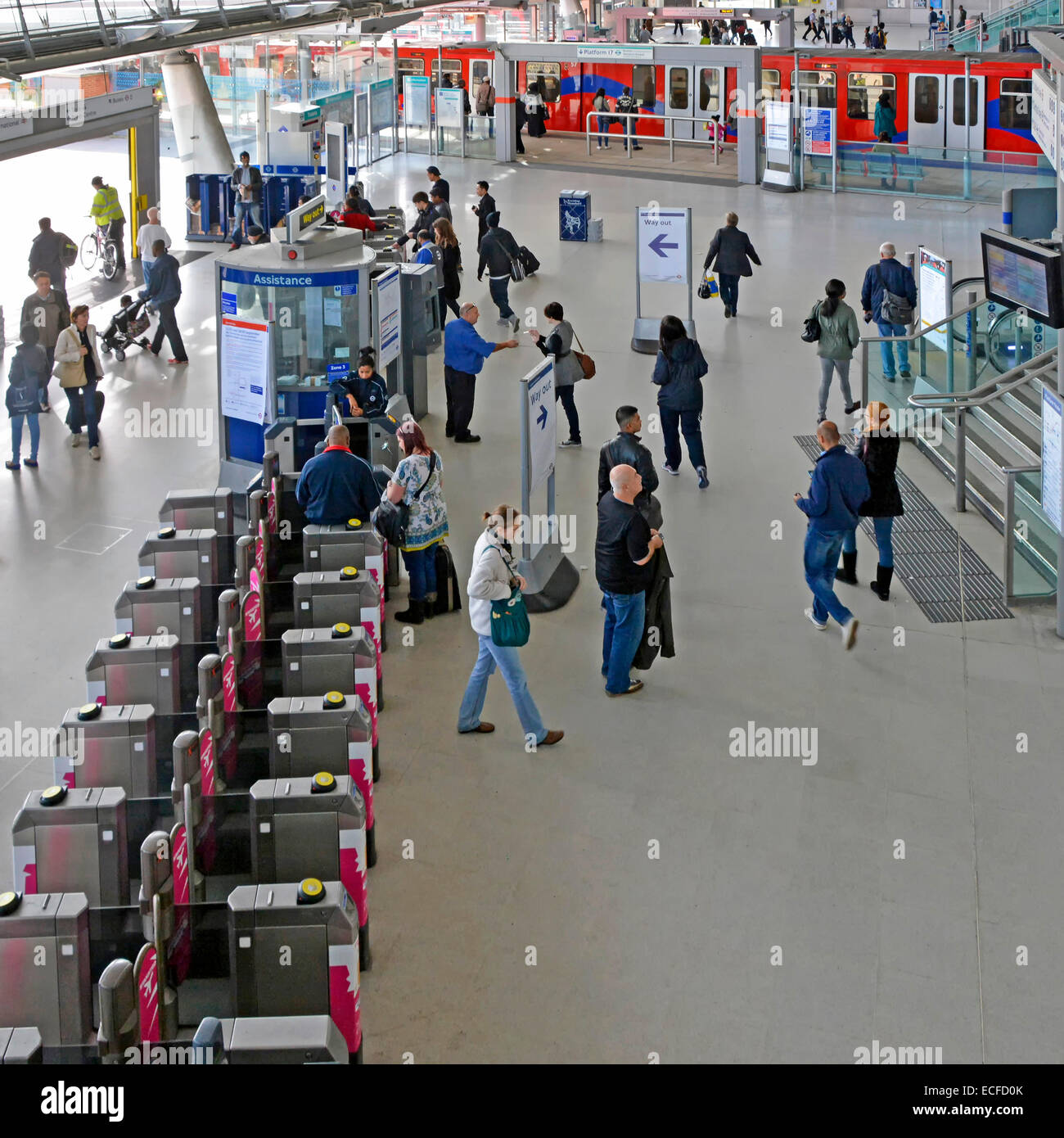 Stratford London Bahnhof Innenansicht mit Oyster Card ticket Barrieren und DLR-Zug über Newham East London England Großbritannien Stockfoto