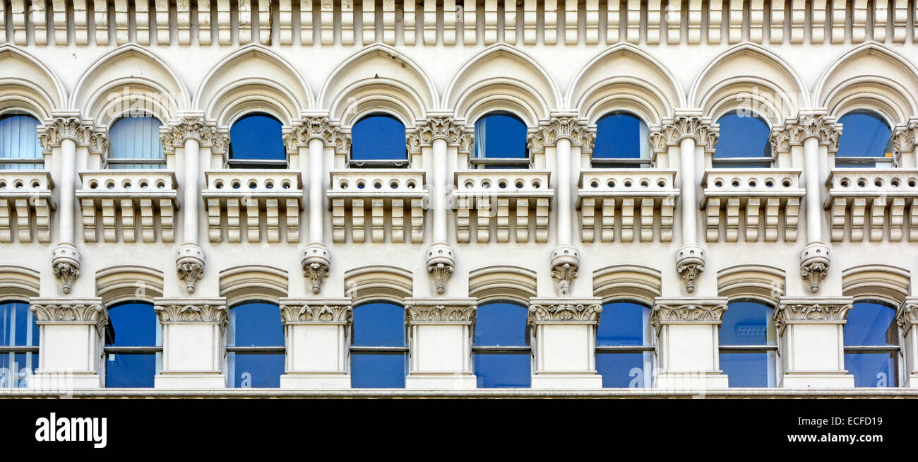 Höhe des Londoner Bürogebäude mit Reihen von Bögen und Fenster reflektieren blaue Himmel Stockfoto