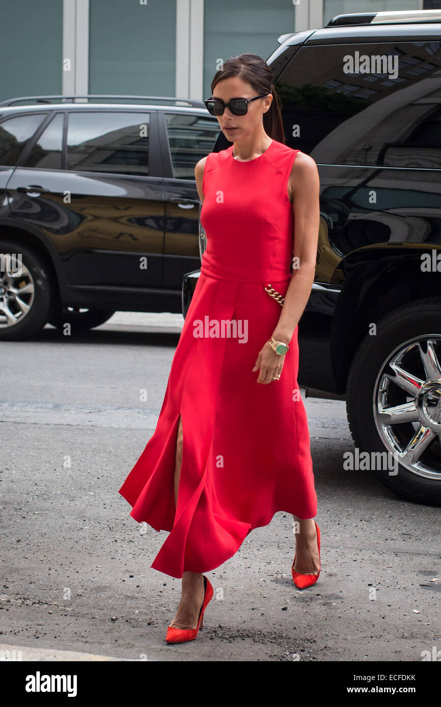 Victoria Beckham unterwegs in Manhattan trägt ein leuchtendes rotes Kleid  und passende Schuhe Featuring: Victoria Beckham Where: New York City, New  York, USA bei: 10. Juni 2014 Stockfotografie - Alamy