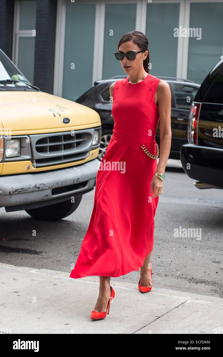 Victoria Beckham unterwegs in Manhattan trägt ein leuchtendes rotes Kleid  und passende Schuhe Featuring: Victoria Beckham Where: New York City, New  York, USA bei: 10. Juni 2014 Stockfotografie - Alamy