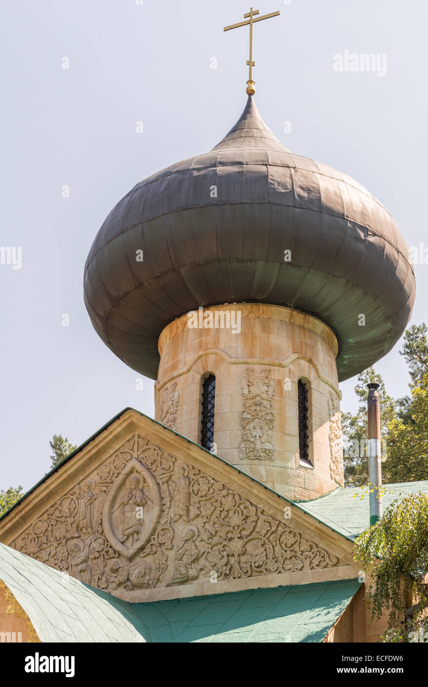 Kuppel der orthodoxen Kirche in einem ukrainischen Wald Stockfoto