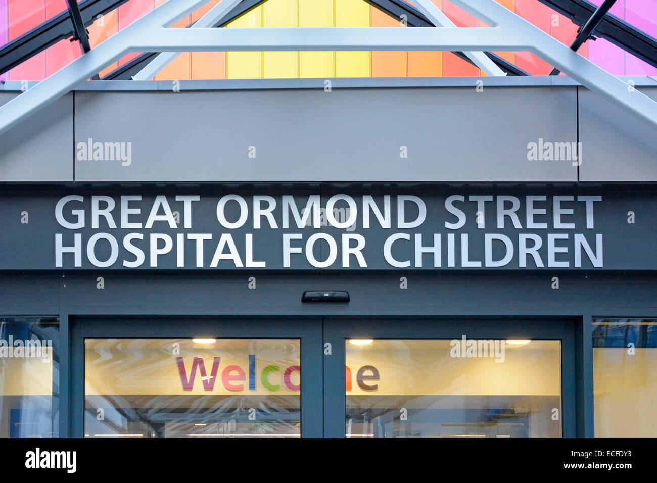 Nahaufnahme Willkommensschilder über dem Eingang zum NHS Great Ormond Street Hospital for Children oder GOSH in Bloomsbury Camden London England UK Stockfoto