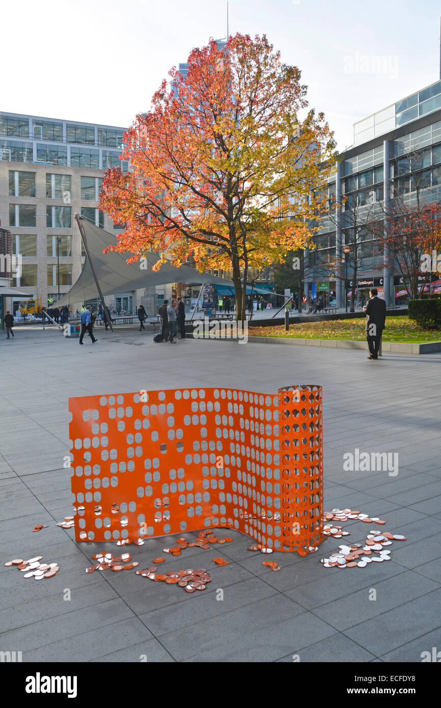 Graham Guy-Robinson Skulptur im Bishops Square Spitalfields mit Herbstfarben auf Bäumen Stadt London England Großbritannien Stockfoto