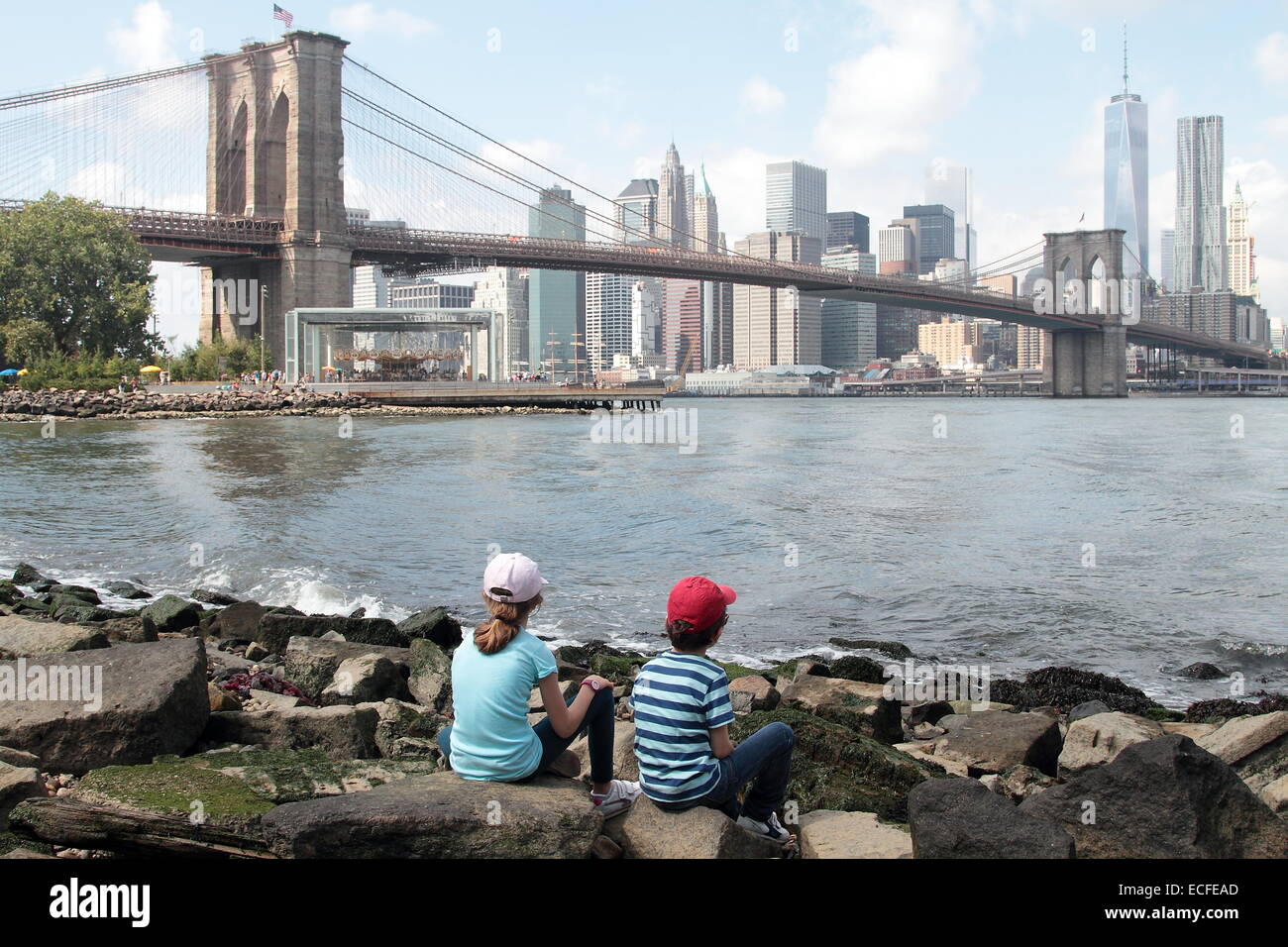 Beginnend bei der Brooklyn Bridge mit NYC Skyline von downtown Manhattan als Hintergrund Stockfoto