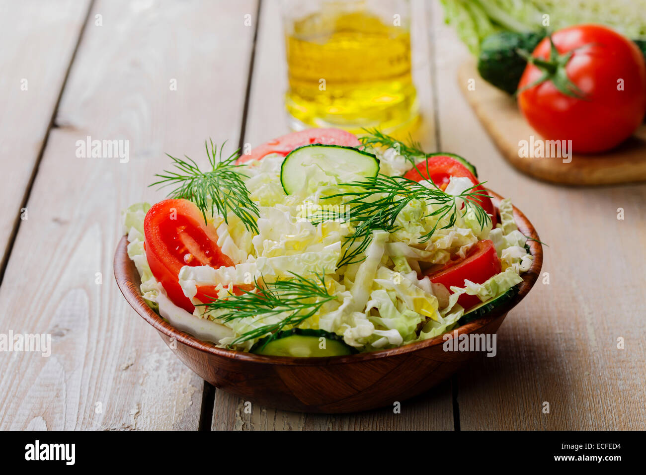 Krautsalat mit Gurken und Tomaten Stockfoto