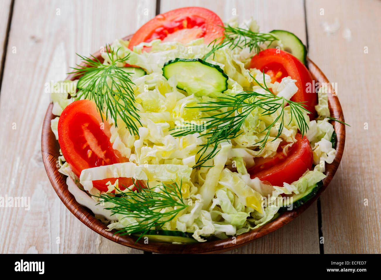 Krautsalat mit Gurken und Tomaten Stockfoto