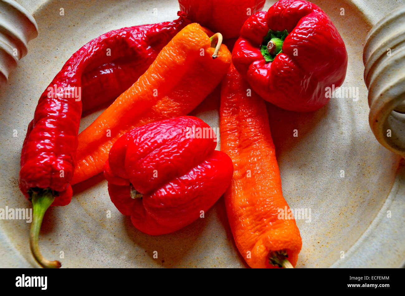 Stillleben mit alternden Paprika auf einem Keramik-Teller Stockfoto