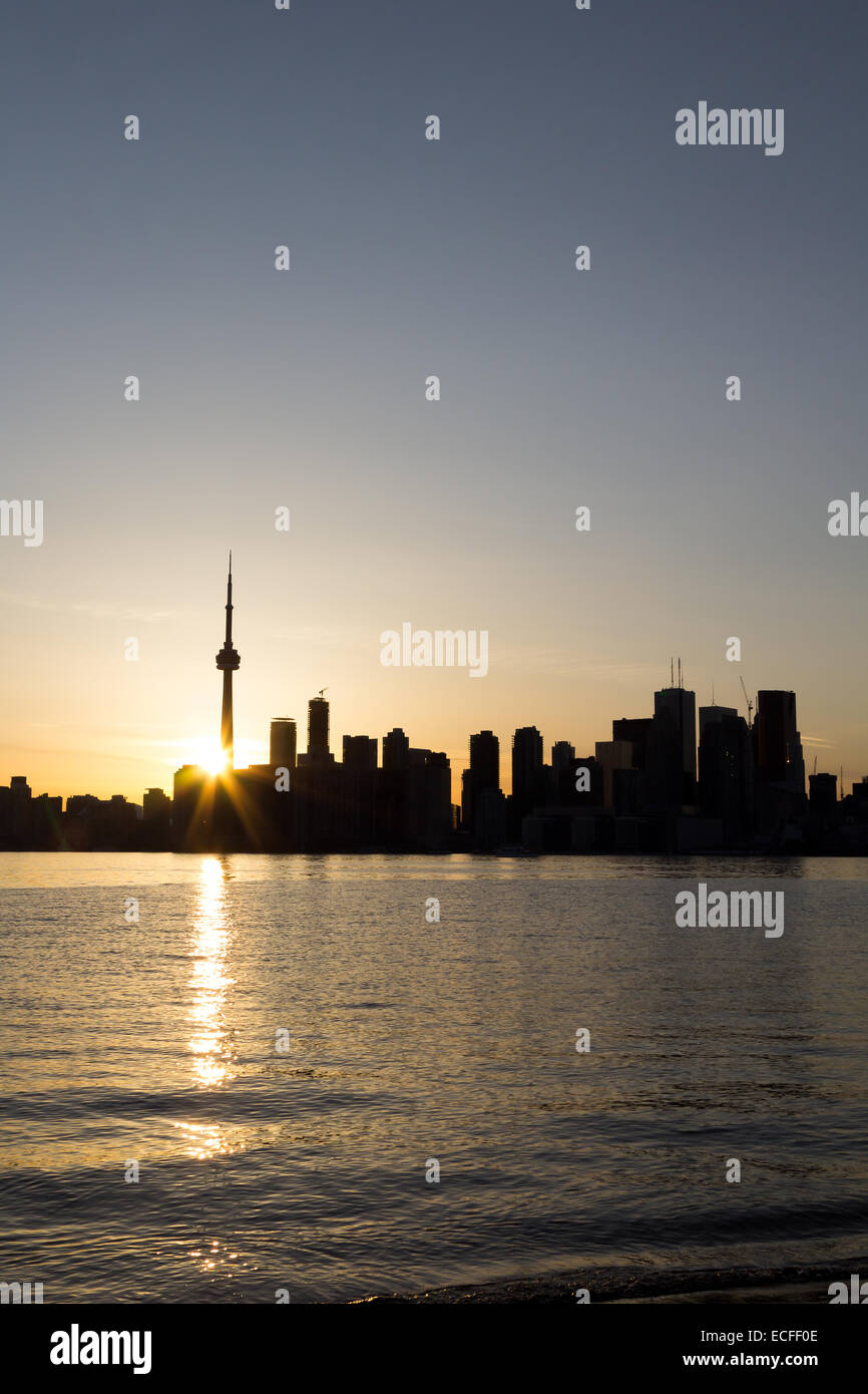 Toronto-Sonnenuntergang von der Küste der Inseln vertikale crop Stockfoto