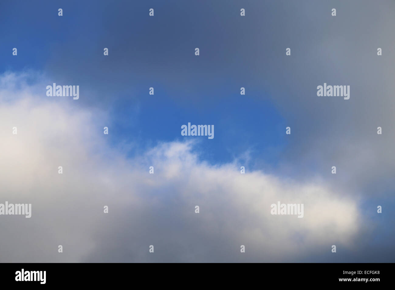 schöne Regenwolken am Himmel fotografiert Nahaufnahme Stockfoto