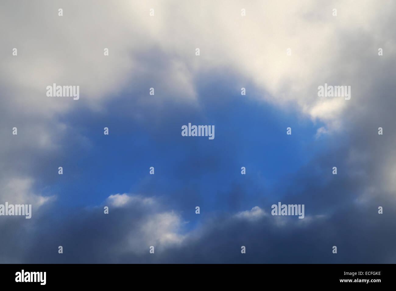 schöne Regenwolken am Himmel fotografiert Nahaufnahme Stockfoto