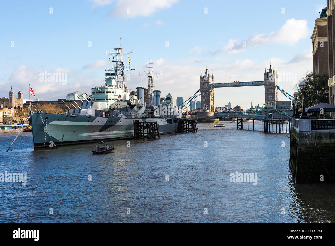 Die ehemalige königliche Marine Kreuzer HMS Belfast vor Anker in Themse, die Tower Bridge im Hintergrund London England UK Stockfoto