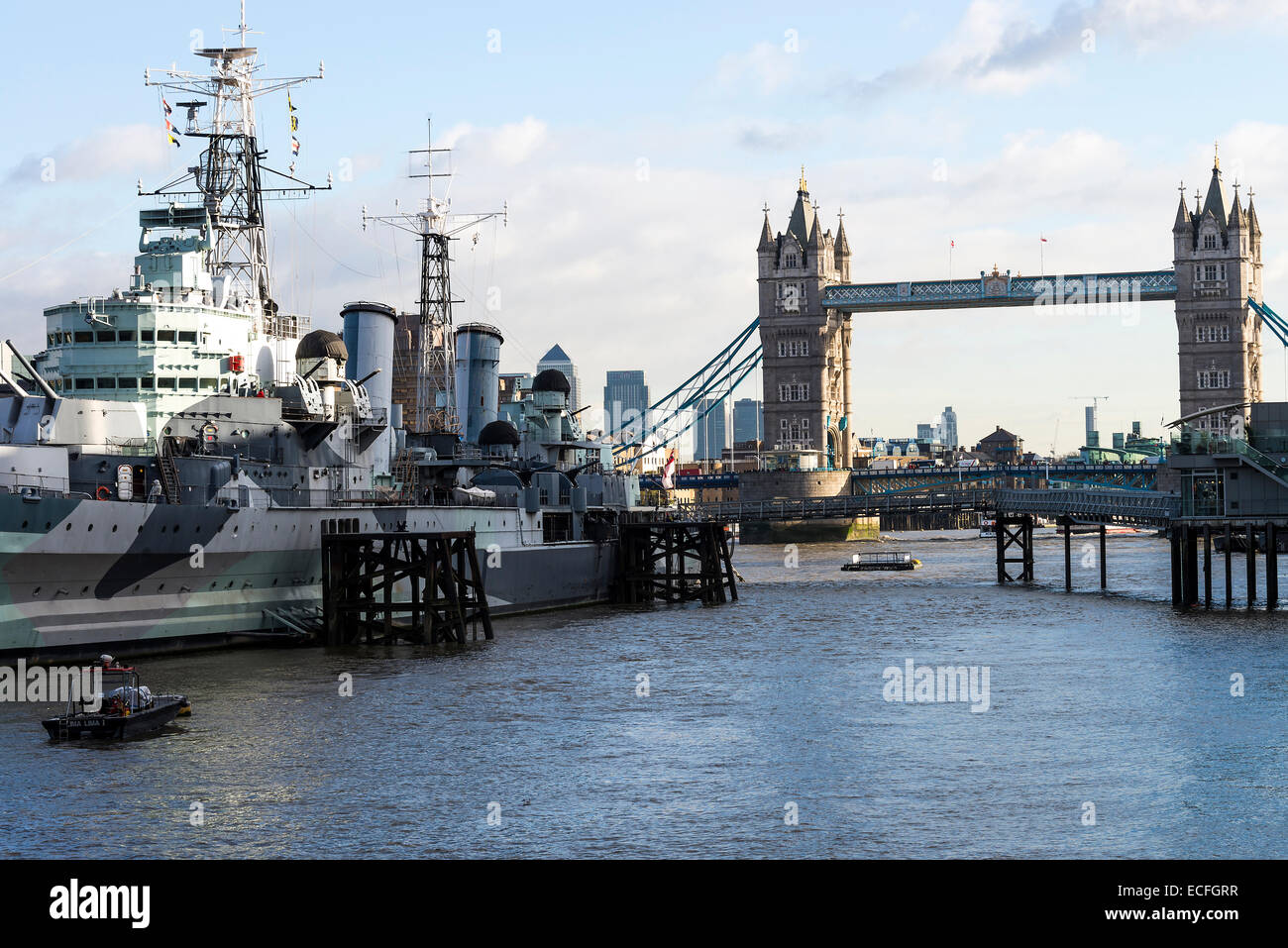 Die ehemalige königliche Marine Kreuzer HMS Belfast vor Anker in Themse, die Tower Bridge im Hintergrund London England UK Stockfoto