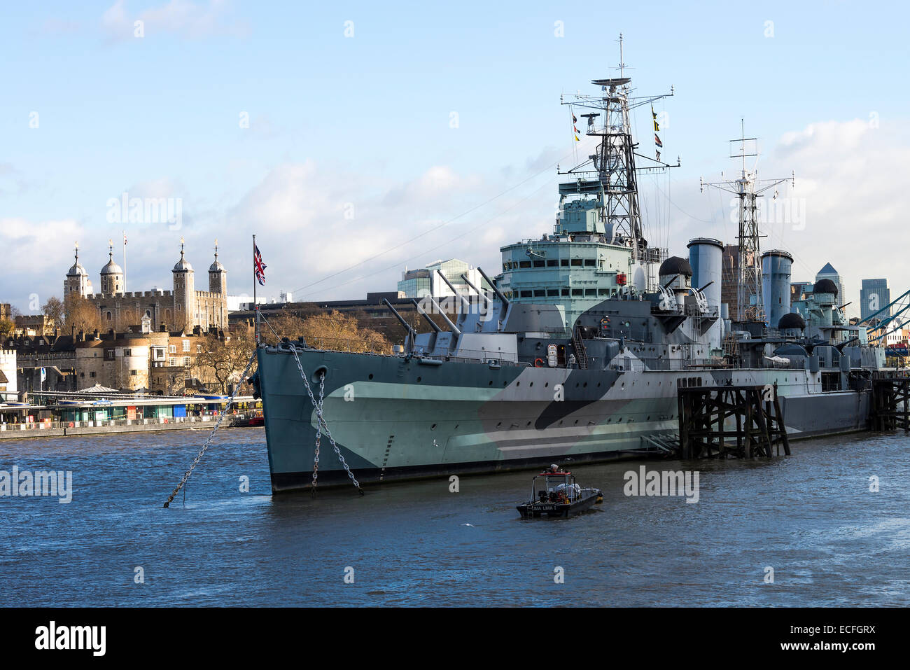 Die ehemalige königliche Marine Kreuzer HMS Belfast festgemacht in der Themse mit dem Tower of London England Vereinigtes Königreich UK Stockfoto