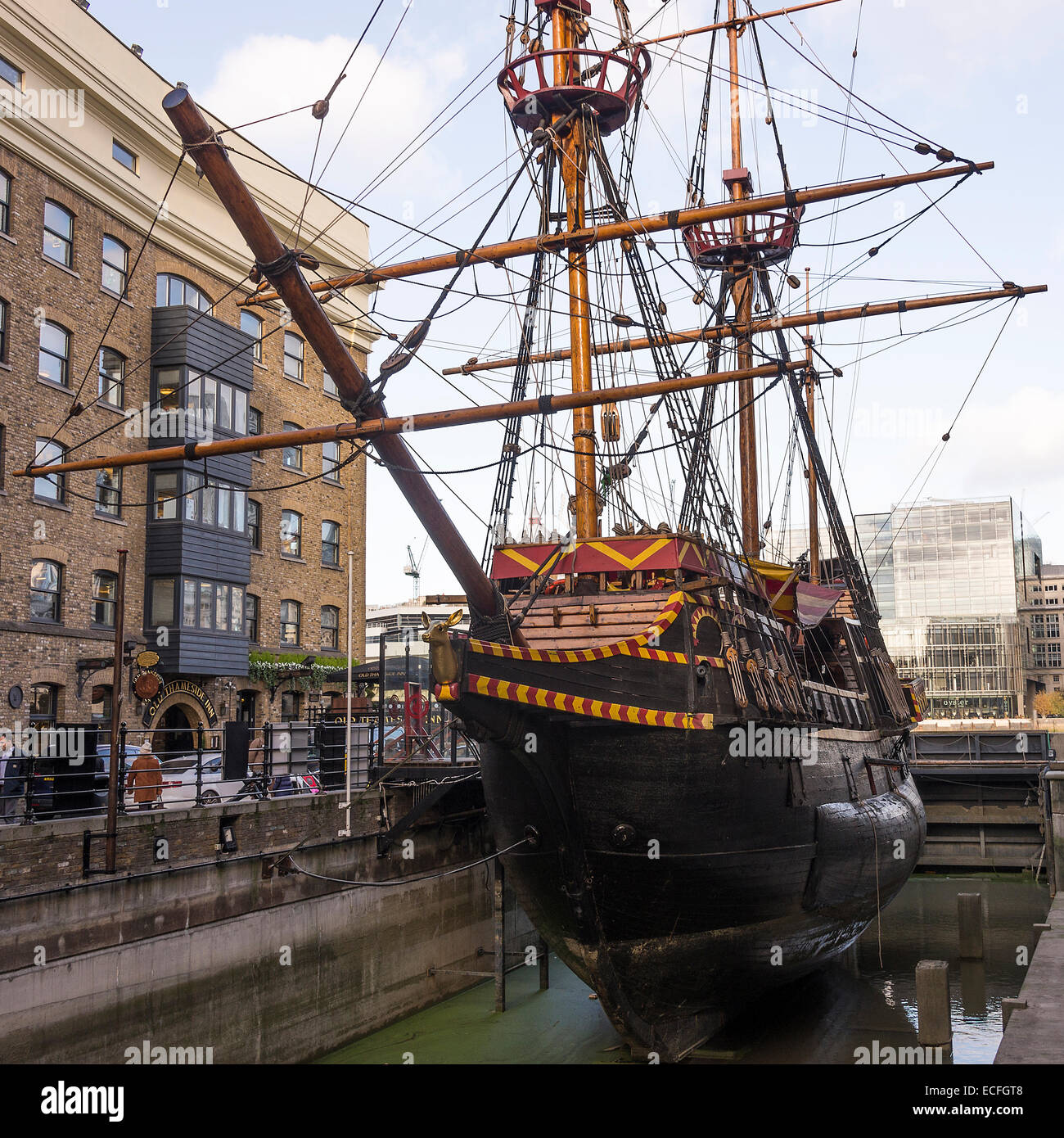 Ein Nachbau der Golden Hinde Galeone angedockt am Pickfords Wharf in Themse in Southwark London England Vereinigtes Königreich UK Stockfoto