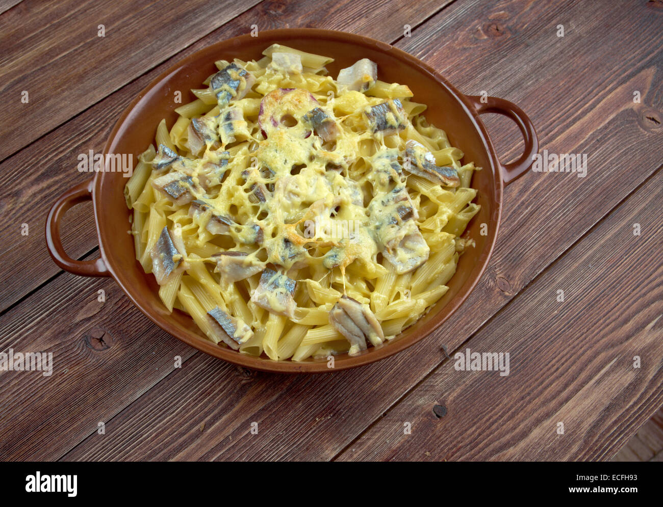 Gebackene Nudeln Penne mit Makrele und Käse Stockfoto