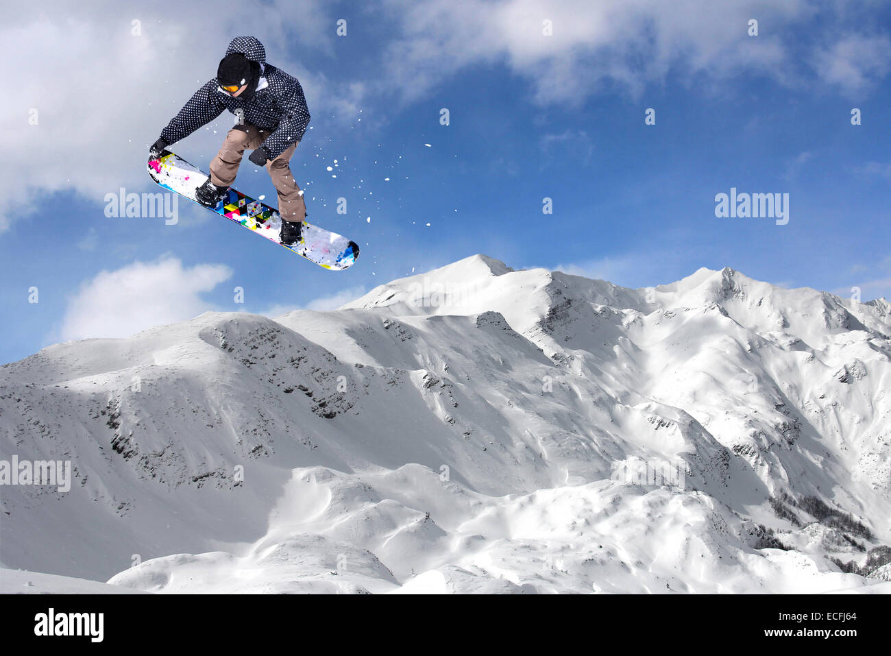 Snowboarder durch Luft springen auf blauen Himmelshintergrund Stockfoto