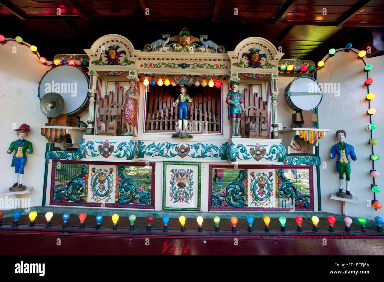 Eine bunte mechanische Orgel, angetrieben durch ein Charles Burrell & Söhne 1920 Showmans Zugmaschine "Princess Royal" im Strumpshaw Hall Steam Museum in der Nähe von Norwich, Norfolk. Stockfoto