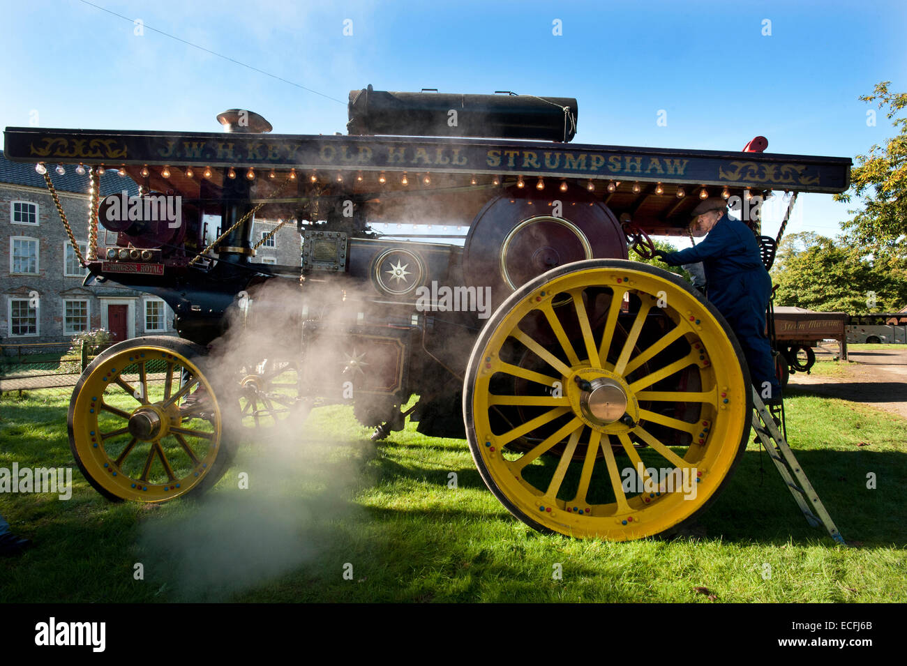 Dampf umgibt Besitzer Chris Spinks Charles Burrell & Söhne 1920 Showmans Zugmaschine "Princess Royal" im Strumpshaw Hall Steam Museum in der Nähe von Norwich, Norfolk. Stockfoto