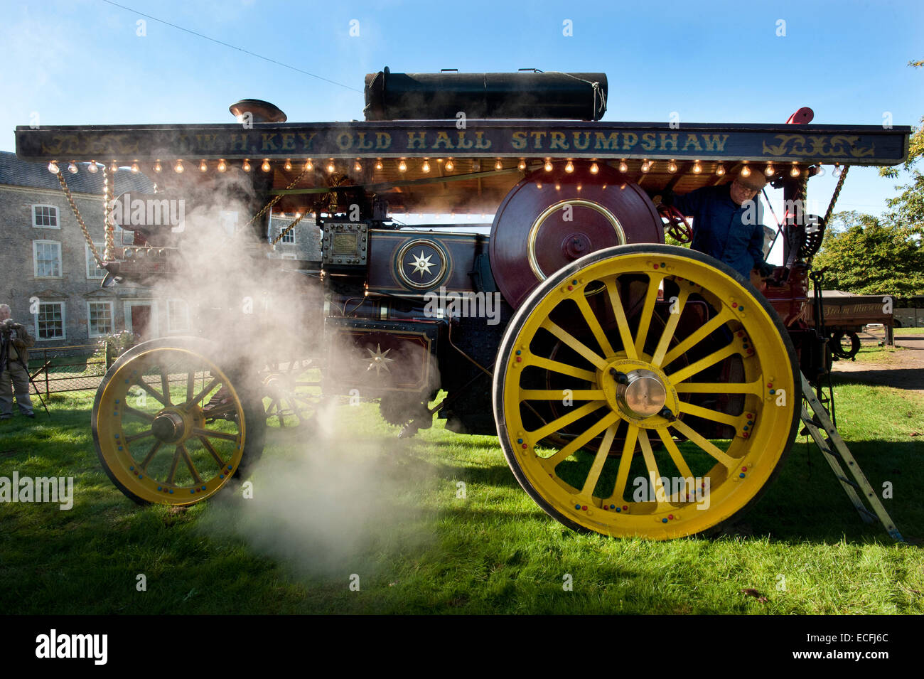 Dampf umgibt Besitzer Chris Spinks Charles Burrell & Söhne 1920 Showmans Zugmaschine "Princess Royal" im Strumpshaw Hall Steam Museum in der Nähe von Norwich, Norfolk. Stockfoto