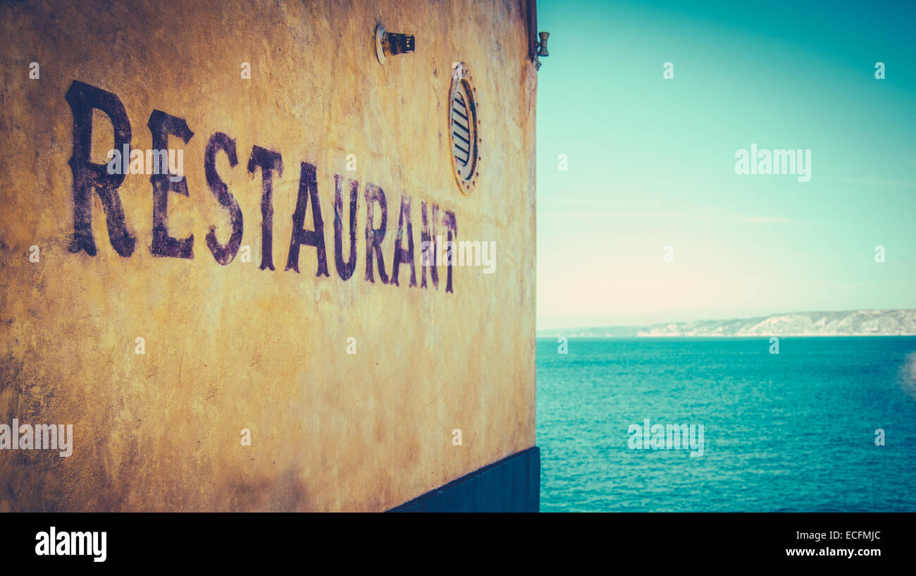 Rustikales Restaurant am Meer Stockfoto